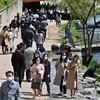 Người dân đeo khẩu trang phòng dịch COVID-19 tại Seoul, Hàn Quốc ngày 15/4/2022. (Ảnh: AFP/TTXVN) 