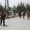 Lực lượng an ninh Afghanistan gác gần hiện trường vụ đánh bom ở thủ đô Kabul. (Ảnh: THX/TTXVN) 