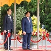 Thủ tướng Phạm Minh Chính và Thủ tướng Nhật Bản Kishida Fumio nghe quân nhạc cử quốc thiều hai nước. (Ảnh: Dương Giang/TTXVN) 