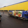Xe tải chở hàng hóa tại một nhà kho của nhà bán lẻ Lenta. (Nguồn: Reuters) 