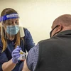 Nhân viên y tế tiêm vaccine phòng COVID-19 của hãng Pfizer/BioNTech cho người dân tại Mashantucket, Connecticut, Mỹ, ngày 8/3/2021. (Ảnh: AFP/TTXVN) 