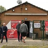 Cử tri tại một điểm bỏ phiếu trong cuộc bầu cử địa phương tại Lees, Anh, ngày 5/5/2022. (Ảnh: AFP/TTXVN) 