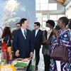 Đại sứ Việt Nam tại Italy Dương Hải Hưng đang giới thiệu nông sản Việt Namvới bạn bè quốc tế. (Ảnh: Dương Hoa/TTXVN) 
