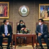 Bộ trưởng Kinh tế và Xã hội Số Thái Lan Chaiwut Thanakamanusorn (bên phải) và Đại sứ Việt Nam tại Thái Lan Phan Chí Thành (bên trái) tại buổi làm việc. (Ảnh: TTXVN phát) 