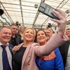 Người đứng đầu đảng Sinn Fein, bà Michelle O'Neill (giữa) và các đồng nghiệp ăn mừng chiến thắng. (Ảnh: AFP/TTXVN) 