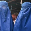 Phụ nữ Afghanistan mặc trang phục Burqa tại một khu chợ ở Kabul, Afghanistan. (Ảnh: AFP/TTXVN) 