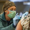Nhân viên y tế tiêm vaccine ngừa COVID-19 cho người dân tại Bidderford, Maine, Mỹ. (Ảnh: AFP/TTXVN) 