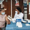 Nhân viên y tế tiêm vaccine phòng COVID-19 của hãng Johnson &Johnson cho người dân tại Durban, Nam Phi. (Ảnh: AFP/TTXVN) 