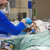 Nhân viên y tế chăm sóc bệnh nhân nhiễm COVID-19 tại Hartford, Connecticut, Mỹ. (Ảnh: AFP/TTXVN) 
