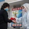 Người dân được kiểm tra thân nhiệt trước khi vào một rạp xiếc ở Bình Nhưỡng, Triều Tiên, ngày 16/11/2020. (Ảnh: AFP/TTXVN) 