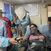 Thủy thủ người nước ngoài, anh Nuneza Japhet Cabahug (sinh năm 1986, quốc tịch Philippines) được các lực lượng cứu nạn, y tế kiểm tra sức khỏe trước khi đưa vào bờ điều trị. (Ảnh: TTXVN phát) 