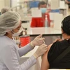 Nhân viên y tế tiêm vaccine phòng COVID-19 cho người dân tại Bangkok, Thái Lan, ngày 23/4/2022. (Ảnh: THX/TTXVN) 