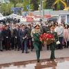 Lễ đặt hoa tại tượng đài Chủ tịch Hồ Chí Minh ở thủ đô Moskva (Liên bang Nga). (Ảnh: Duy Trinh/TTXVN) 