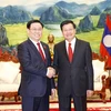 Chủ tịch Quốc hội Vương Đình Huệ chào xã giao Tổng Bí thư, Chủ tịch nước Lào Thongloun Sisoulith. (Ảnh: Doãn Tấn/TTXVN) 