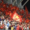 Cả một rừng cờ đỏ sao vàng trên khán đài sân Cẩm Phả đã tiếp sức cho các tuyển thủ nữ thi đấu và giành chiến thắng. (Ảnh: Hoàng Linh/TTXVN) 