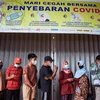 Người dân đeo khẩu trang xếp hàng mua thực phẩm tại Bandung, Indonesia, ngày 18/2/2022. (Ảnh: AFP/TTXVN) 
