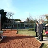 Đại sứ Dương Quốc Thanh và khách mời dâng hoa tại Tượng đài Chủ tịch Hồ Chí Minh. (Ảnh: Hoài Nam/TTXVN) 