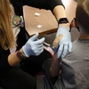 Nhân viên y tế tiêm vaccine phòng COVID-19 cho trẻ em tại Southfield, Michigan, Mỹ. (Ảnh: AFP/TTXVN) 