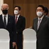 Tổng thống Hàn Quốc Yoon Suk-yeol (phải, phía trước) và Tổng thống Mỹ Joe Biden (trái, phía trước) trong chuyến thăm nhà máy sản xuất vi mạch của Tập đoàn Samsung ở thành phố Pyeongtaek (Hàn Quốc), ngày 20/5/2022. (Ảnh: AFP/TTXVN) 