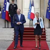 Tân Thủ tướng Pháp Elisabeth Borne (phải) và Thủ tướng mãn nhiệm Jean Castex tại lễ chuyển giao cương vị lãnh đạo ở Paris, ngày 16/5/2022. (Ảnh: AFP/TTXVN) 