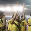 Dù thua trận, nữ trưởng đoàn bóng đá Thái Lan Madam Pang vẫn không quên bày tỏ sự cảm ơn tới các cổ động viên. (Ảnh: Minh Quyết/TTXVN) 