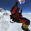 Ông Pierre Carter thực hiện cú nhảy với dù lượn từ đỉnh núi Everest, ngày 15/5/2022. (Ảnh: AFP/TTXVN) 