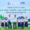 Đại diện Vinamilk và Quỹ sữa trao tặng 106.000 ly sữa cho các em nhỏ có hoàn cảnh khó khăn tại tỉnh Bến Tre. (Nguồn: Vietnam+) 