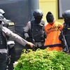 Cảnh sát Indonesia áp giải nghi can khủng bố. (Ảnh: AFP/TTXVN) 