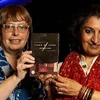 Cuốn tiểu thuyết tiếng Hindi 'Tomb of Sand' của tiểu thuyết gia người Ấn Độ Geetanjali Shree và dịch giả người Mỹ Daisy Rockwell được trao giải thưởng văn học quốc tế Booker năm 2022. (Ảnh: Twitter/TTXVN) 