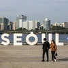 Người dân đeo khẩu trang phòng lây nhiễm COVID-19 tại Seoul, Hàn Quốc, ngày 24/5/2022. (Ảnh: THX/TTXVN) 
