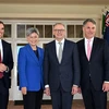 Tân Thủ tướng Australia Anthony Albanese (giữa) chụp ảnh cùng các Bộ trưởng Nội các sau lễ tuyên thệ nhậm chức ở Canberra, ngày 23/5/2022. (Ảnh: AFP/TTXVN) 