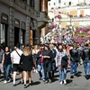 Người dân và du khách đi dạo ở Via dei Condotti, Rome. (Ảnh: THX/TTXVN) 