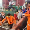 Lực lượng cứu hộ giải cứu nạn nhân trong vụ chìm phà tại Kotabaru, Nam Kalimantan, Indonesia, ngày 29/5/2022. (Ảnh: AFP/TTXVN) 