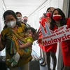 Chào đón du khách tới Malaysia tại sân bay quốc tế Kuala Lumpur, ngày 2/4/2022. (Ảnh: AFP/TTXVN) 