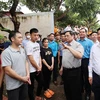 Thủ tướng Phạm Minh Chính thăm công nhân đang ở trọ tại thôn An Định, xã Tiền Phong, huyện Yên Dũng. (Ảnh: Dương Giang/TTXVN)