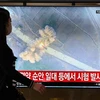 Người dân theo dõi qua chương trình truyền hình tại nhà ga Seoul (Hàn Quốc) một vụ phóng thử tên lửa của Triều Tiên, ngày 5/6/2022. (Ảnh: AFP/TTXVN) 