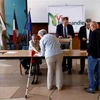 Cử tri Pháp bỏ phiếu bầu Quốc hội tại điểm bầu cử ở Calvados, ngày 12/6/2022. (Ảnh: AFP/TTXVN) 