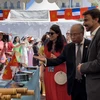 Thị trưởng thành phố Lyon Grégory Doucet và Đại sứ Việt Nam tại Pháp Đinh Toàn Thắng tham quan gian hàng Việt Nam tại Ngày hội Lãnh sự. (Ảnh: Thu Hà/PV TTXVN tại Pháp)