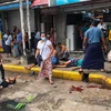 Người dân trợ giúp nạn nhân bị thương sau vụ nổ bom ở thành phố Yangon, Myanmar, ngày 31/5/2022. (Ảnh: AFP/TTXVN) 