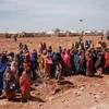 Người dân chờ được phát lương thực cứu trợ tại trại tị nạn ở Baidoa, Somalia, ngày 14/2/2022. (Ảnh: AFP/TTXVN) 