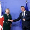 Phó Chủ tịch Ủy ban châu Âu (EC) Maros Sefcovic (phải) trong cuộc gặp Ngoại trưởng Anh Liz Truss về việc Anh rời khỏi Liên minh châu Âu (EU) ngày 21/2/2022. (Ảnh: AFP/TTXVN) 