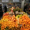 Người dân chọn mua hàng tại một siêu thị ở Moskva, Nga. (Ảnh: AFP/TTXVN) 