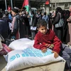 Một bé trai Palestine nhận hàng cứu trợ tại Dải Gaza ngày 7/3/2020. (Ảnh: AFP/TTXVN) 