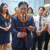 Bộ trưởng Ngoại giao Bùi Thanh Sơn cắt băng khánh thành đường bay thẳng của Vietnam Airlines chặng Hà Nội-New Delhi. (Ảnh: Huy Lê/TTXVN) 