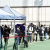 Người dân xếp hàng chờ xét nghiệm COVID-19 tại Hong Kong, Trung Quốc, ngày 11/2/2022. (Ảnh: THX/TTXVN) 
