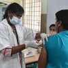 Nhân viên y tế tiêm vaccine ngừa COVID-19 cho người dân tại Hyderabad, Ấn Độ ngày 3/6/2021. (Ảnh: THX/TTXVN) 
