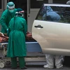 Nhân viên y tế chuyển bệnh nhân COVID-19 tới bệnh viện tại Jakarta, Indonesia, ngày 9/7/2021. (Ảnh: THX/TTXVN) 