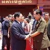 Thủ tướng Campuchia Samdech Techo Hun Sen tiễn Thủ tướng Phạm Minh Chính và các thành viên đoàn Việt Nam. (Ảnh: Dương Gian/TTXVN) 