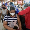 Tiêm vaccine ngừa COVID-19 cho người dân tại Manila, Philippines. (Ảnh: AFP/TTXVN) 