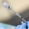 Nhân viên y tế chuẩn bị mũi tiêm vaccine ngừa COVID-19 tại điểm tiêm chủng ở Los Angeles, bang California, Mỹ. (Ảnh: AFP/TTXVN) 